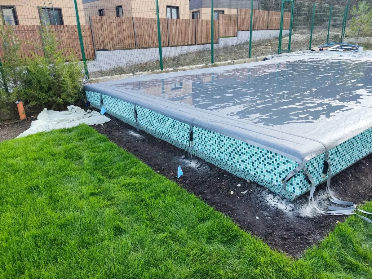 Батутное покрывало на бассейне в Кургане